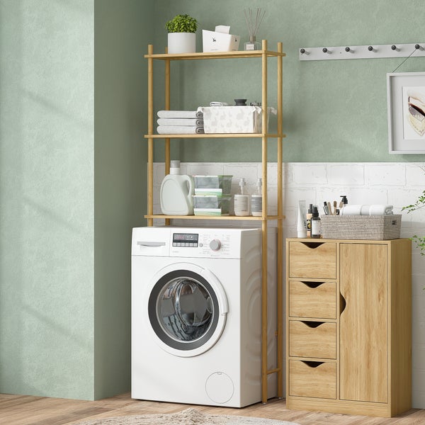 Organisierte Waschküche mit weißer Waschmaschine, Bambus-Überbauregal mit Handtüchern und Reinigungsmitteln sowie einem Holzschrank.