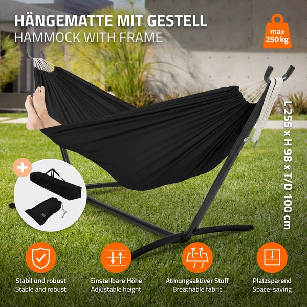 Schwarze Hängematte mit Gestell und Tragetasche im Garten