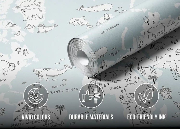 Kindertapete mit Weltkarte und Tierzeichnungen. Symbole für lebendige Farben, langlebige Materialien und umweltfreundliche Tinte.