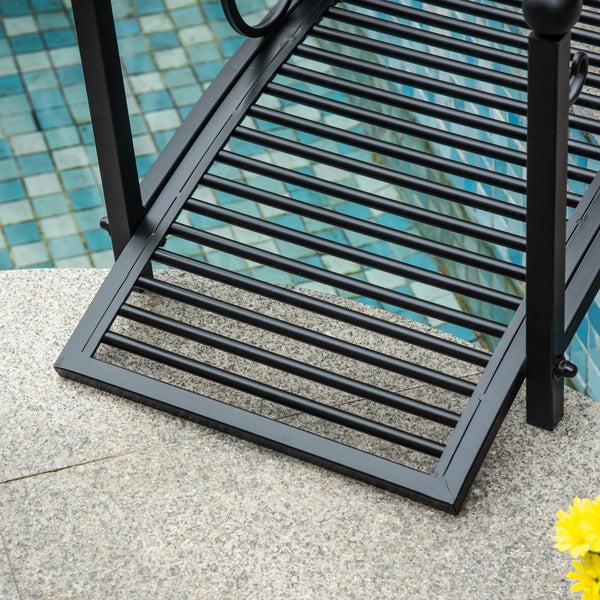 Tier-Poolrampe aus schwarzem Metall mit Lamellenoberfläche, platziert am Beckenrand.