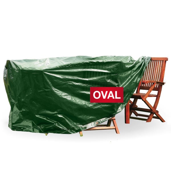 Ovale Schutzhülle für Gartenmöbel in Grün, bedeckt eine Sitzgruppe aus Holz.