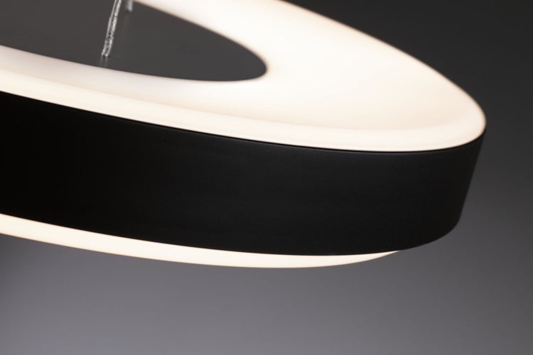 Detailansicht einer modernen LED-Pendelleuchte mit schwarzem Rahmen und beleuchtetem Diffusor.