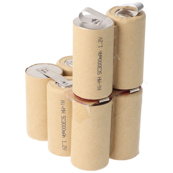 Weisses Metallregal mit diversen Produkten und einer Frau