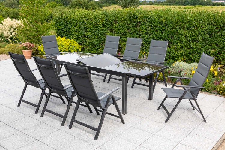 Gartensitzgruppe mit Ausziehtisch und acht Klappstühlen auf einer Terrasse