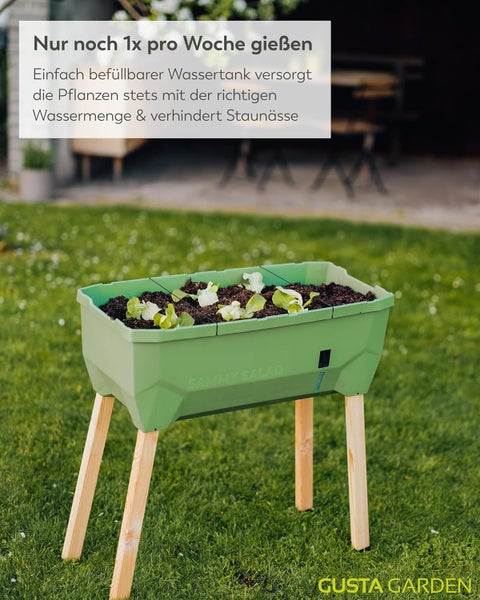 Hochbeet Sammy Salad von Gusta Garden mit Holzbeinen und Wassertank für Salatpflanzen im Garten.