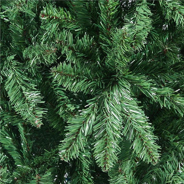 Detailaufnahme eines künstlichen Weihnachtsbaums mit grünen Nadeln