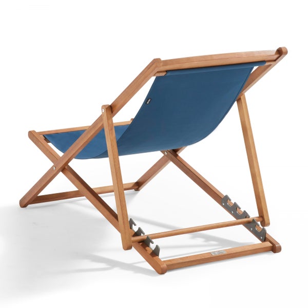 Klappbarer Liegestuhl aus Holz mit blauem Stoffbezug und verstellbarer Rückenlehne.