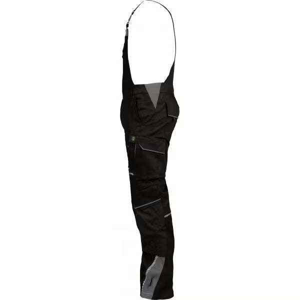 Seitenansicht einer schwarzen Latzhose mit mehreren Taschen und verstellbaren Trägern.