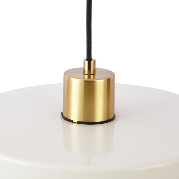 Detailansicht einer Hängelampe mit einem Lampenschirm und einer Aufhängung