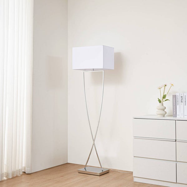 Stehlampe mit rechteckigem Lampenschirm und Metallfuß