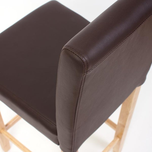 Detailansicht eines Barstuhls mit braunem Sitz und Rückenlehne aus Leder und hellem Holzgestell