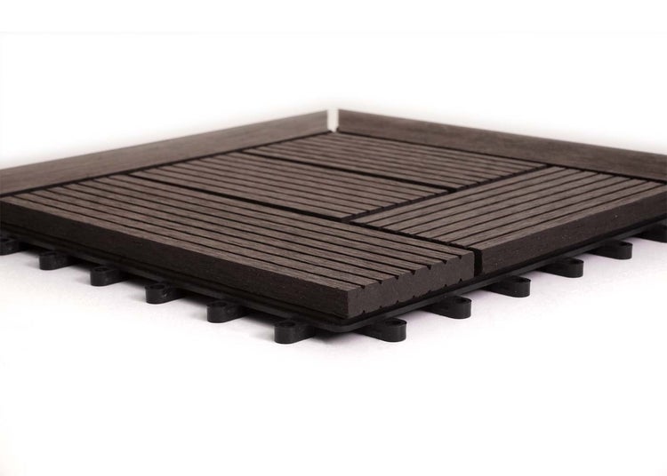 WPC-Terrassenfliese mit Klicksystem und geriffelter Oberfläche in dunkler Holzoptik.