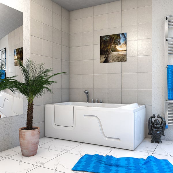 Badezimmer mit Badewanne, Pflanze im Topf und Dekoration