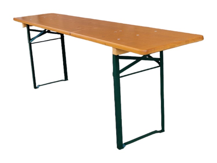 Klappbarer Biertisch aus Holz mit grünem Metallgestell.