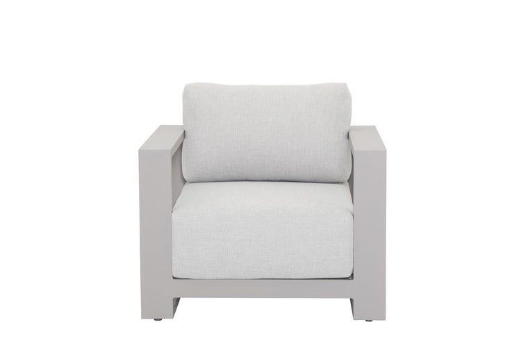 Moderner Garten-Loungesessel mit breiten Armlehnen und hellen Polstern