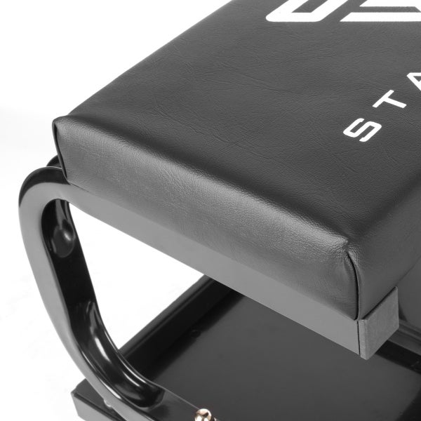 Detailaufnahme eines Hantelbanksitzes mit Stahlrahmen