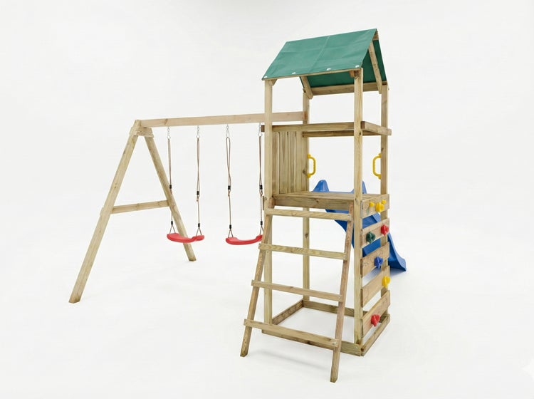 Kletterturm aus Holz mit zwei Schaukeln, einer blauen Rutsche, einer Kletterwand, einer Leiter und einem Turm mit grünem Dach.