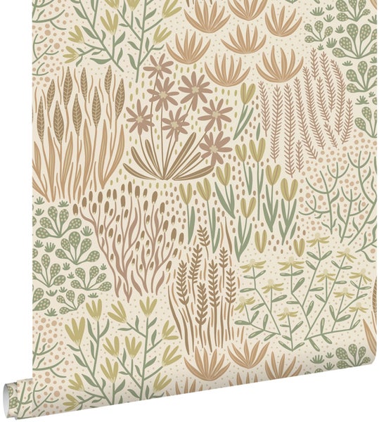 Vliestapete mit botanischem Muster aus Gräsern, Blumen und Blättern in Naturtönen.