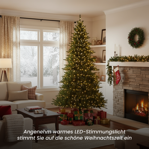 Weihnachtlich dekorierter Wohnraum mit beleuchtetem Weihnachtsbaum und Geschenken