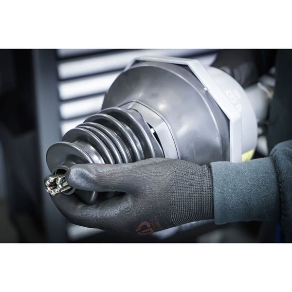 Hand mit Schutzhandschuh hält Kabeleinführung