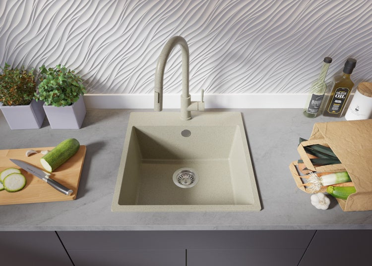 Küchenszene mit Spüle, Armatur und Lebensmitteln