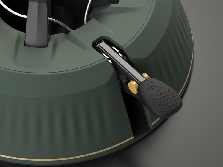 Detailansicht eines grünen Christbaumständers mit Fußpedalbedienung