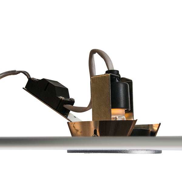 Einbaustrahler Seitenansicht mit Metallgehäuse, schwarzer Fassung und Anschlusskabel.