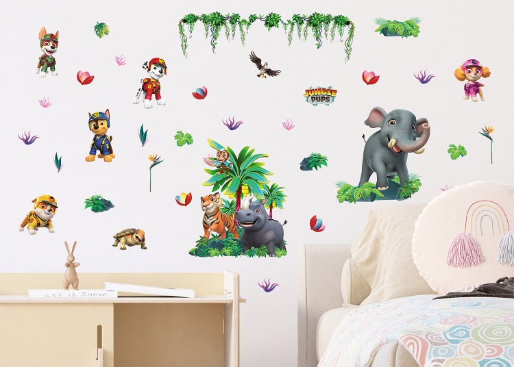 Wandtattoo PAW Patrol Jungle Pups Set mit Hunden, Dschungeltieren und Pflanzen im Kinderzimmer über einem Bett und Schreibtisch.
