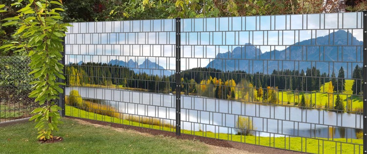 Gartenzaun mit Bergseelandschaft