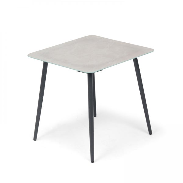 Quadratischer Gartentisch mit grauer Tischplatte in Steinoptik und schwarzen Metallbeinen.