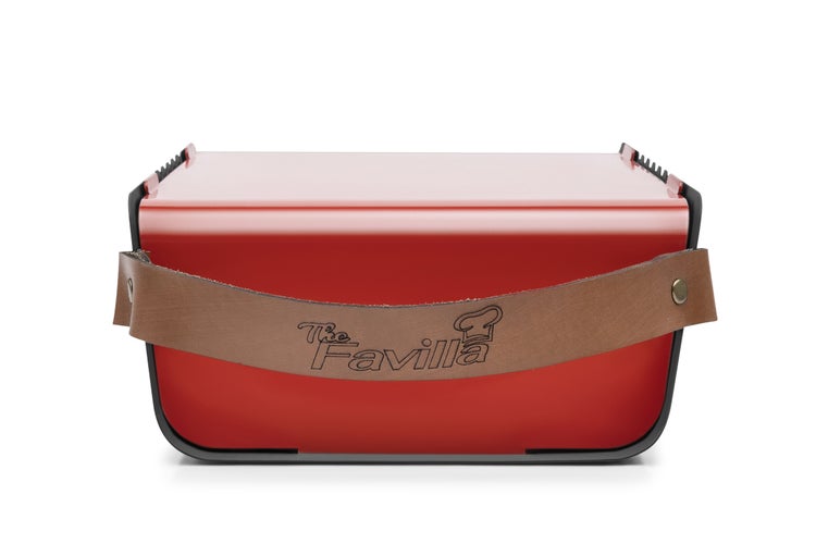 The Favilla FUMO mobiler Holzkohlegrill (48x25x11 cm) in Rot – 2-in-1 Grill mit Edelstahlrost & Spießhalterung – Inkl. Tragetasche für Camping & Balkon