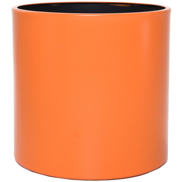 Zylindrischer Übertopf in Orange mit glatter Oberfläche.
