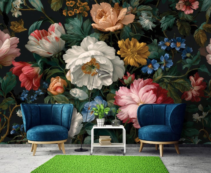 Wohnzimmer mit dunkler Blumen Tapete, zwei blauen Sesseln, Beistelltisch und grünem Teppich im modernen Einrichtungsstil.