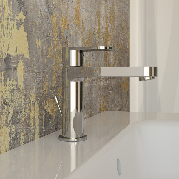 Glänzender Waschtischmischer auf einem Waschbecken