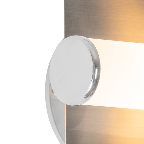 Nahaufnahme einer runden, silberfarbenen Wandleuchte