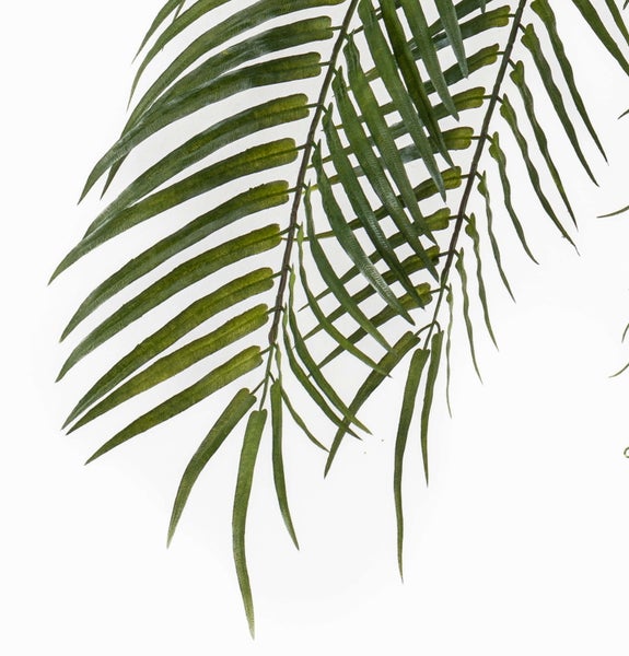 Künstliche Weinlaubgirlande mit herbstlich gefärbten Blättern in Grün, Orange und Braun an einem dunklen Stiel.