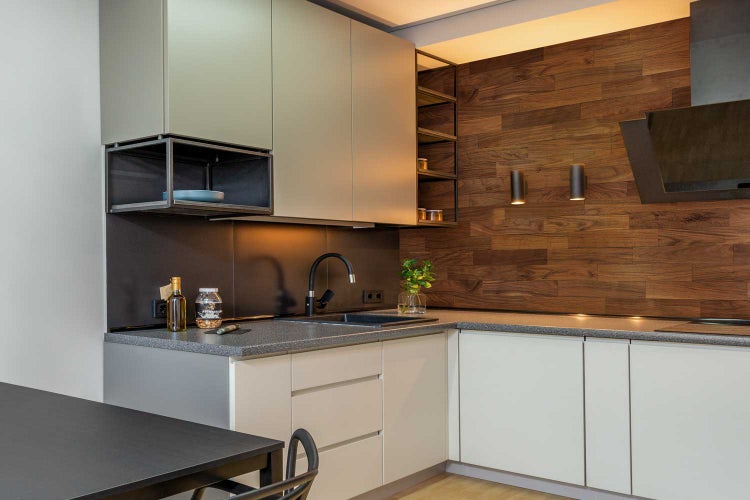 Moderne Küche mit Schränken, Spüle und Holzwandpaneelen
