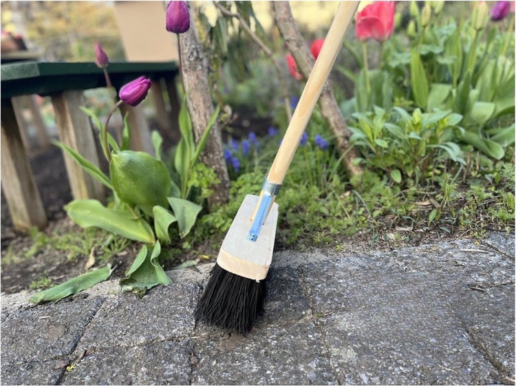 Kehrbesen mit Holzstiel zum Reinigen von Außenbereichen