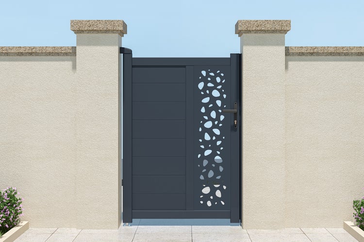 Gartentor aus Aluminium in Anthrazit mit dekorativem Lochmuster, eingebaut zwischen zwei gemauerten Pfeilern.