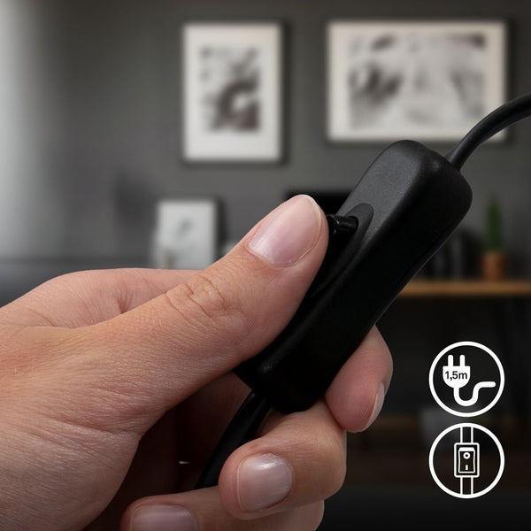 Hand bedient einen schwarzen Schnurschalter an einem Kabel mit einer Länge von 1,5 Meter.