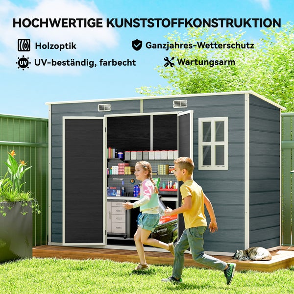 Gerätehaus aus hochwertigem Kunststoff in Holzoptik mit Satteldach, Doppeltür und Fenster in einem Garten mit Kindern.