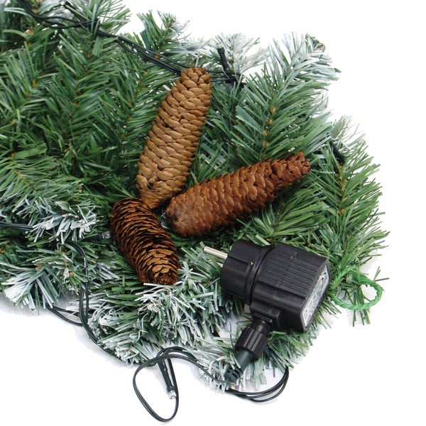 Weihnachtsgirlande mit Tannenzweigen, Tannenzapfen und Beleuchtung
