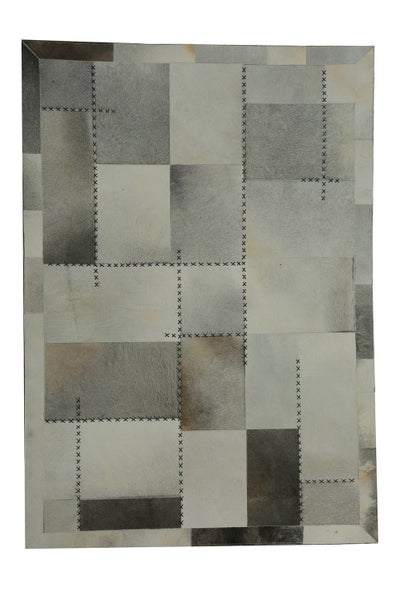 Patchwork-Teppich aus Kuhfell in Grautönen mit dekorativen Kreuzstichnähten.