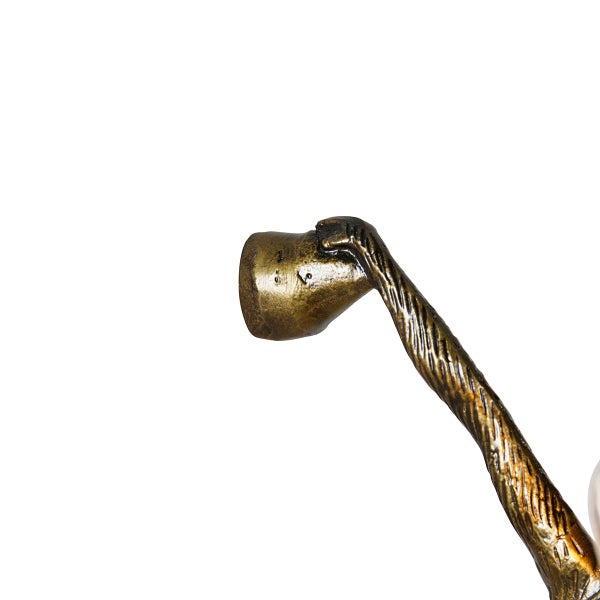 Detailaufnahme einer bronzefarbenen Axtfigur