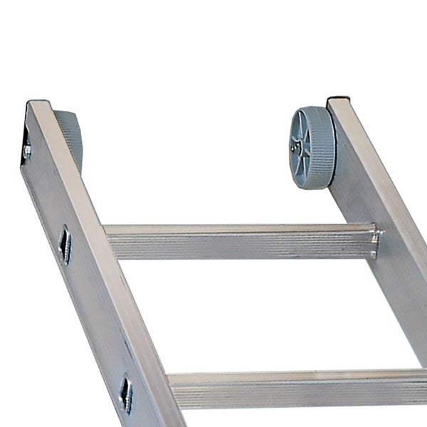 Detailansicht einer Aluminiumleiter mit Rollen