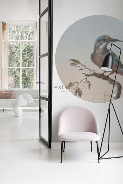 Helles Wohnzimmer mit Stuhl, Stehlampe und Wandbild