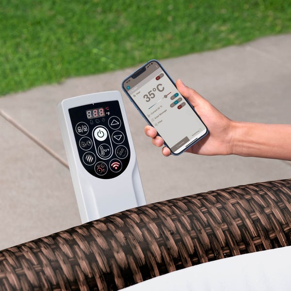 Bedienfeld und Smartphone zur Steuerung eines Whirlpools