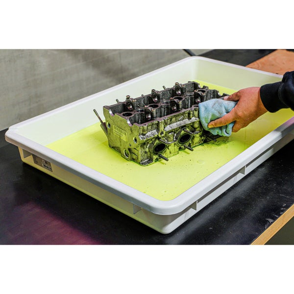 Reinigung eines Motorblocks in einer Auffangwanne