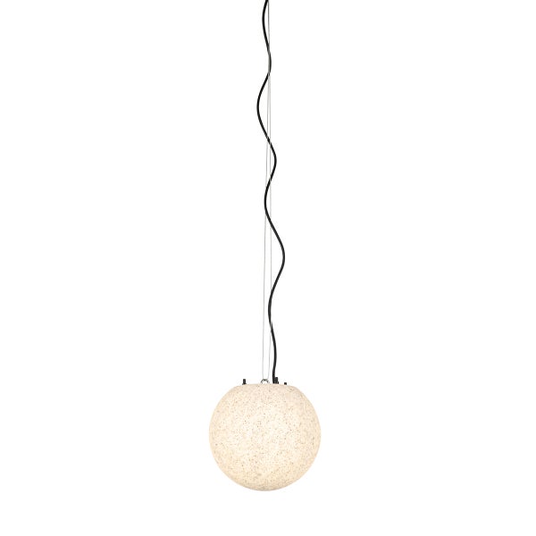Pendelleuchte mit kugelförmigem, strukturiertem Schirm und gewelltem schwarzem Kabel.