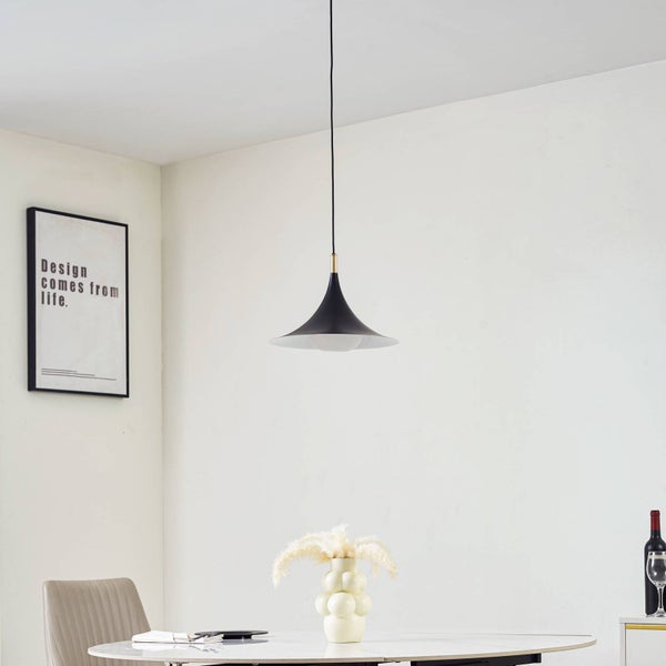 Moderne Pendelleuchte mit schwarzem, trompetenförmigem Metallschirm und Messingdetails über einem runden Marmortisch in einem hellen Raum.
